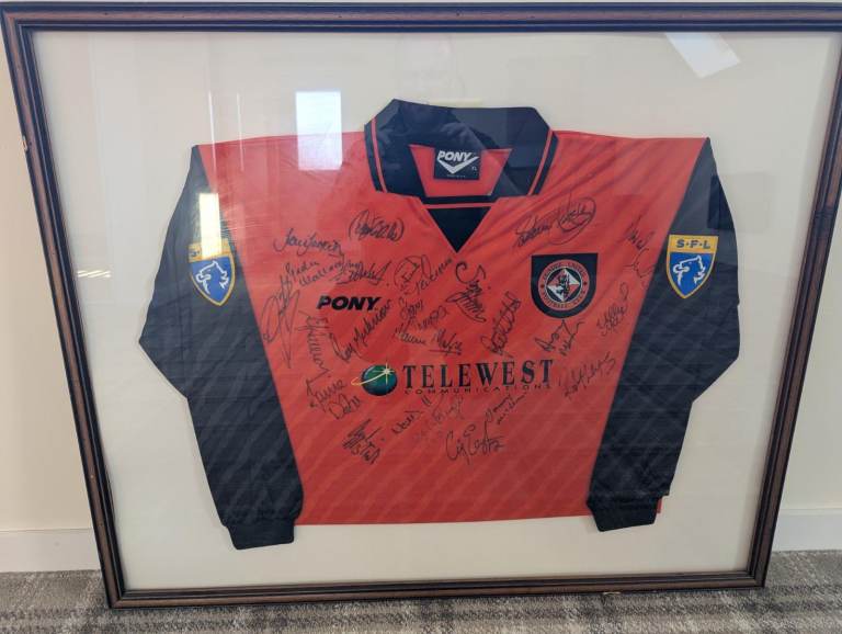 Dundee United 97-98 Signed and Framed Shirt