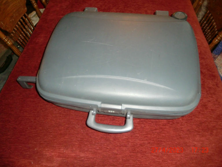 REDUCED -MEDIUM SIZED SUITCASE, VERY TOUGH, EXC. COND. , FULLY FUNCTIONAL