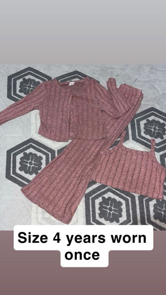 Girls knitted outfit size 4 years