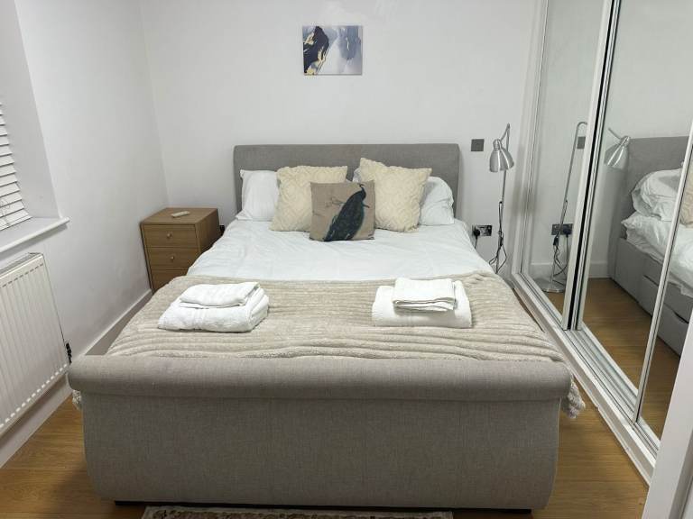 2 bedrooms town house, 1 bath Private entrance and garden