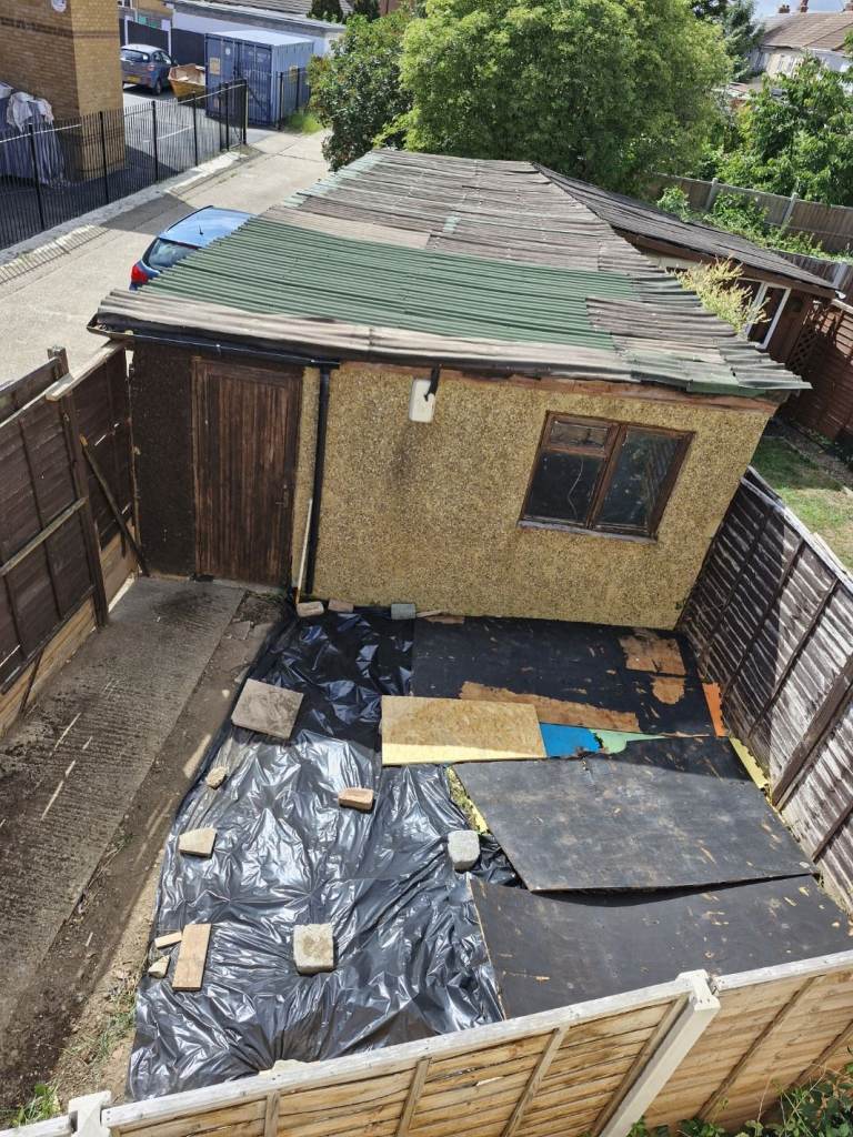 Garage to let with  parking space