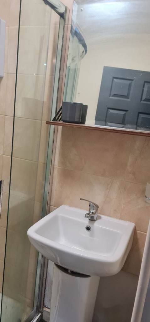 One bedroom bedsit BD13