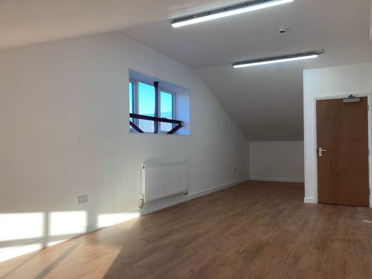 End-of-year savings: Take a unit now and save 40% for 3 months - Rent your space today!