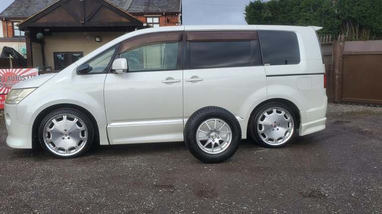 Mitsubishi delica d5 2.4 auto petrol 4x4 7 seats fresh japanese import 20 alloy