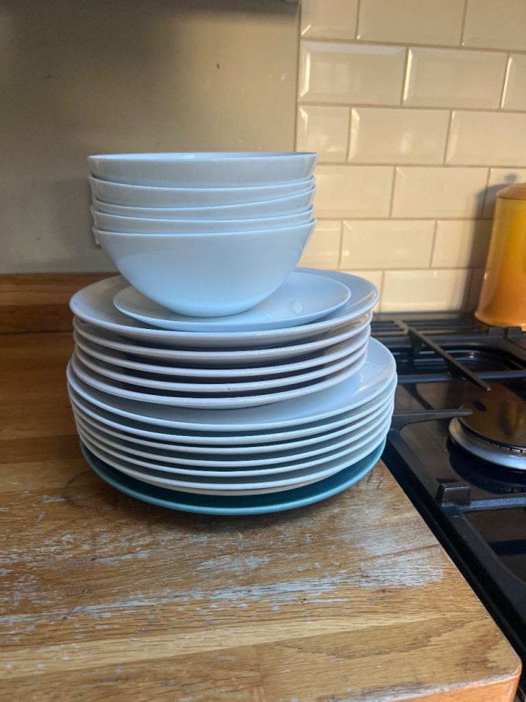 Dinner plates, side plates bowls