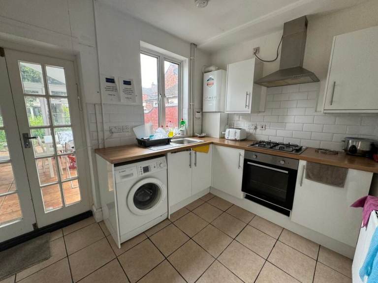 Spacious Double ensuite bedroom available including bills