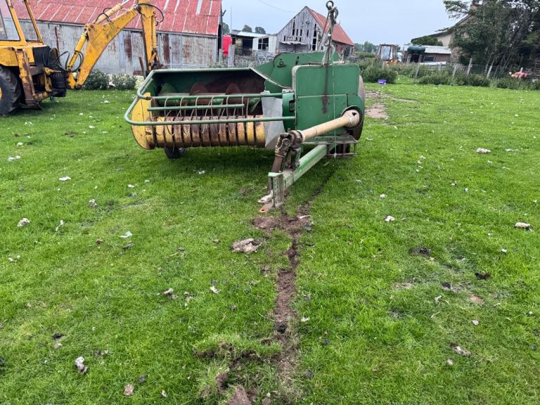 John Deere 224t baler