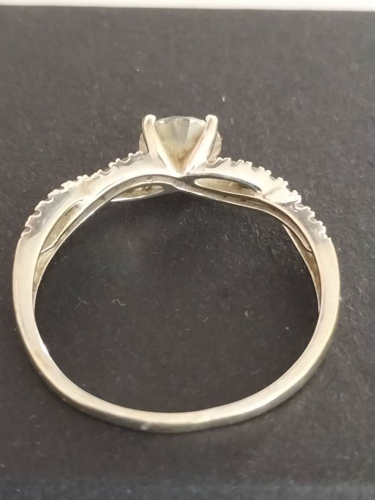  9ct white gold ring with a round solitaire size R