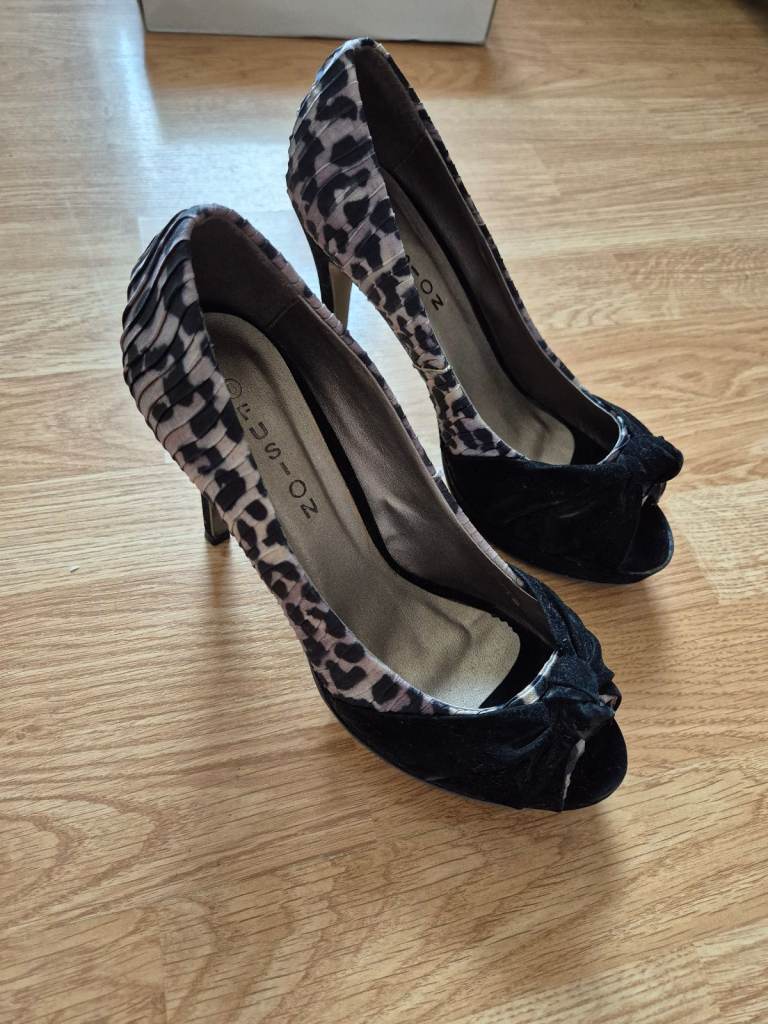 Amazing size 6 new party heels in box must go asap 