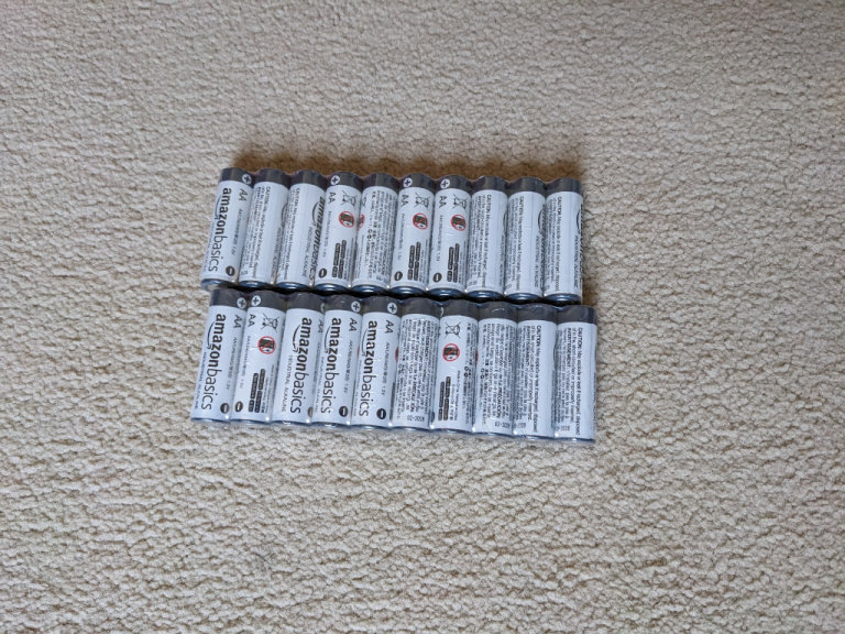 100 x Amazon Basics AA Batteries