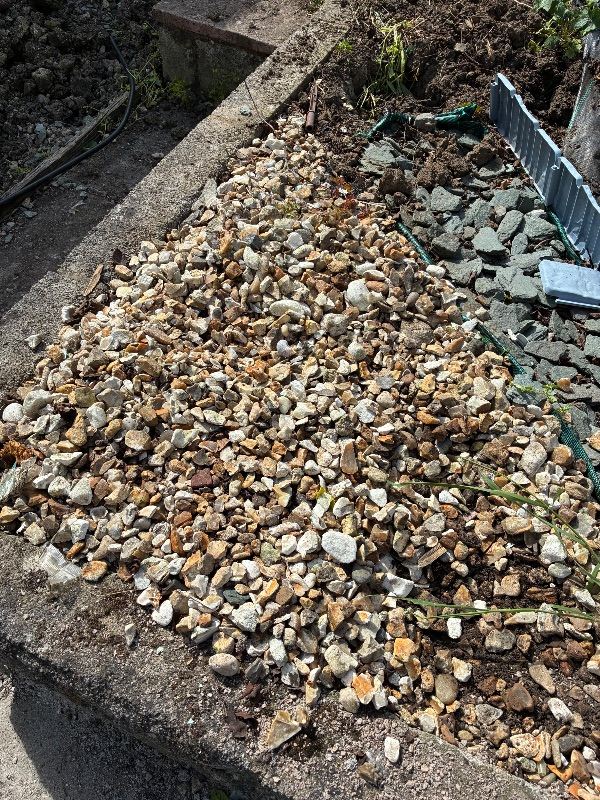 Large quantity of ornamental stone £1 a bag