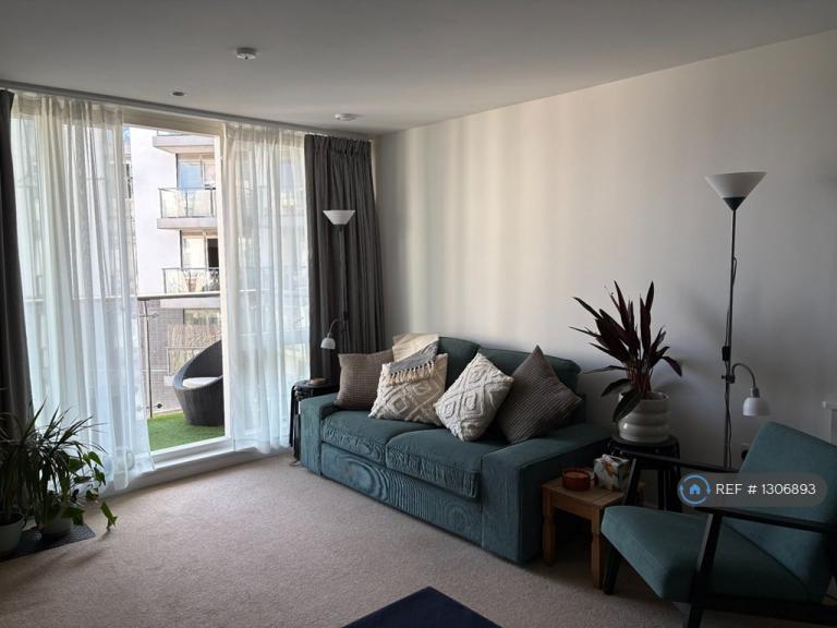 2 bedroom flat in Trico House, Brentford, TW8 (2 bed) (#1306893)