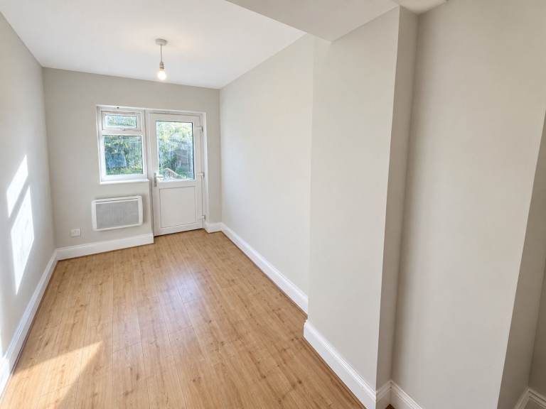 BENEFITS ACCEPTED - Studio Flat Available in Romford Havering RM3