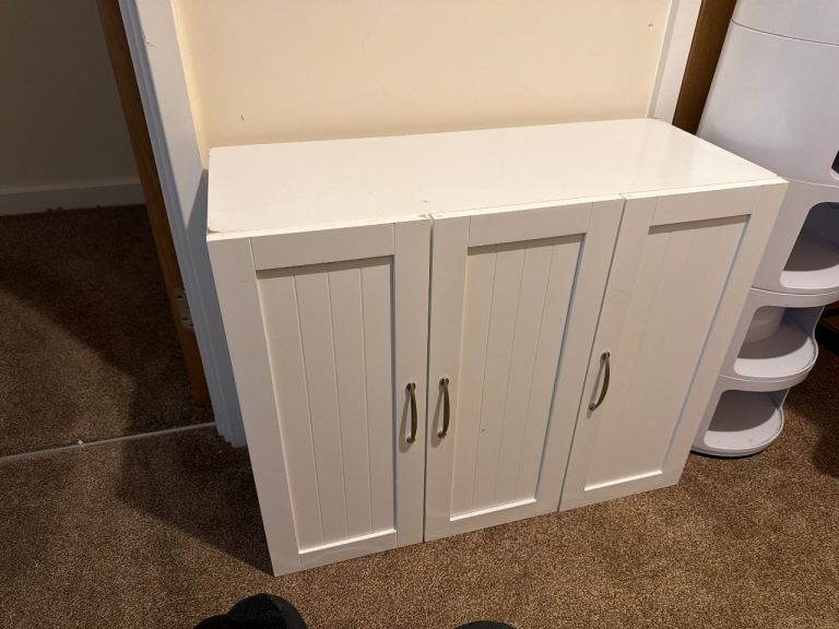 White bathroom cabinet in engineered wood