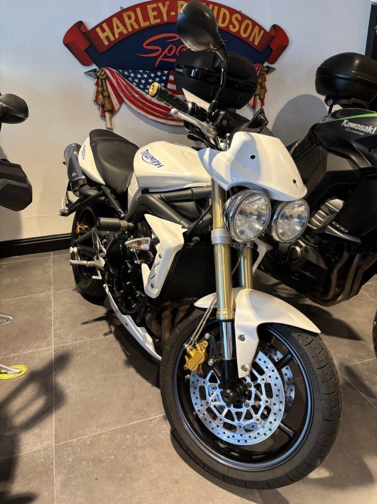 2011 TRIUMPH STREET TRIPLE 675 IN WHITE