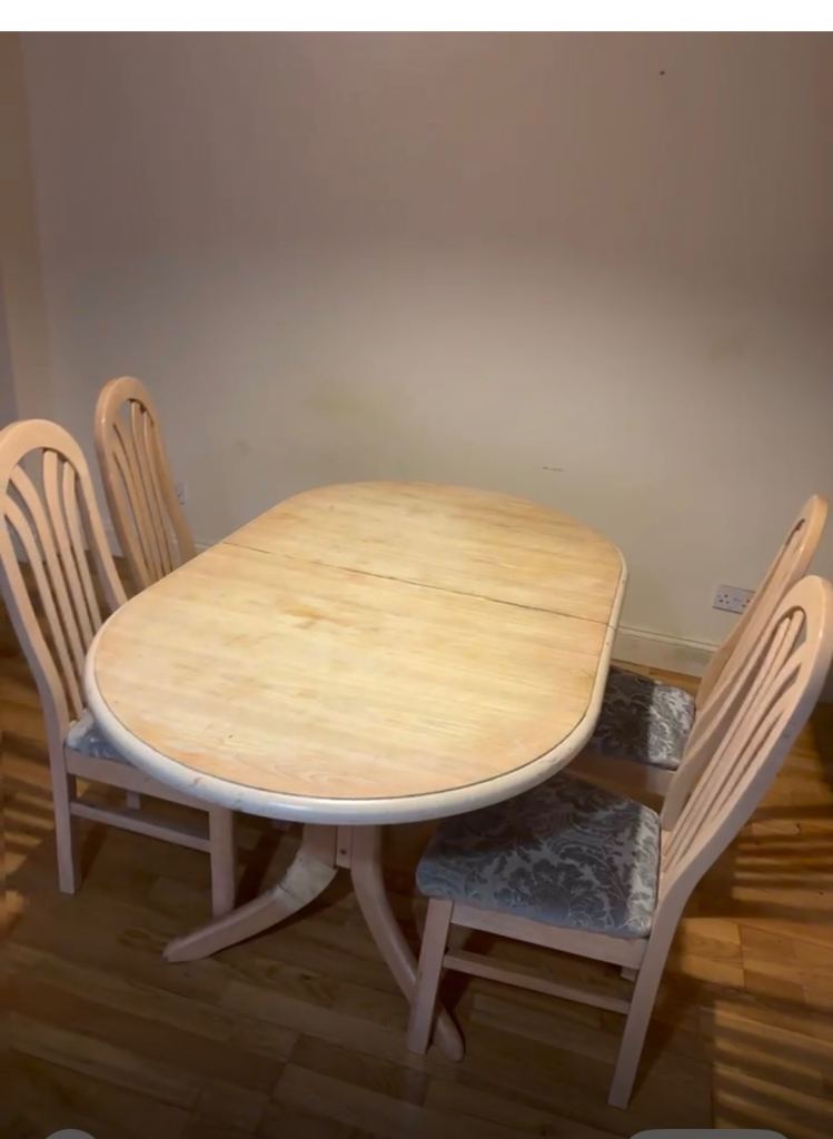 Dining table and 4 chairs 