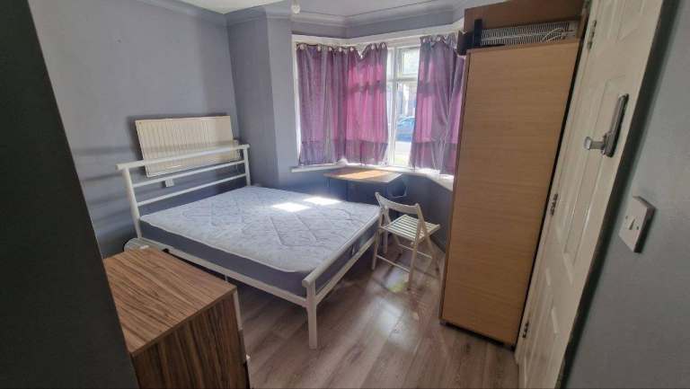 Self-contained studio flat in Heathside – DSS Considered