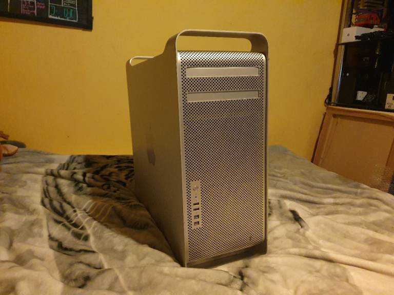 Mac Pro 5,1 MacOS high Sierra, Intel Xeon, 8gb ram, 500gb, Bluetooth, WiFi, (HAS A BIT OF PROBLEMS)