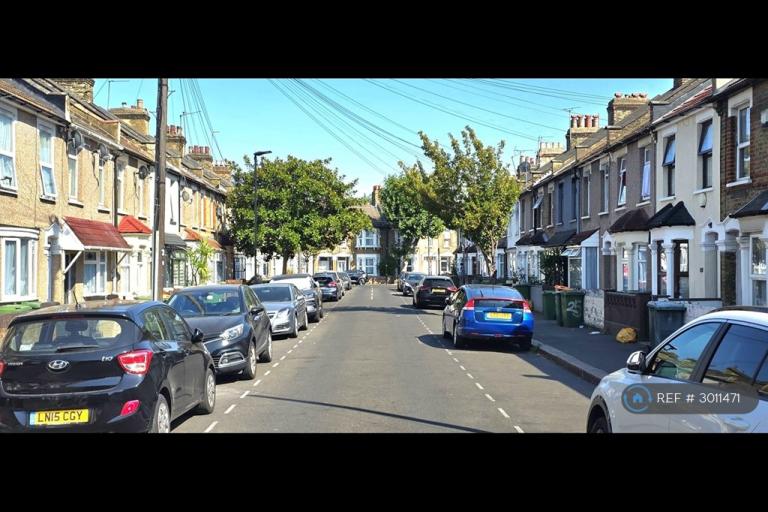 3 bedroom house in Selby Road, London, E13 (3 bed) (#3011471)