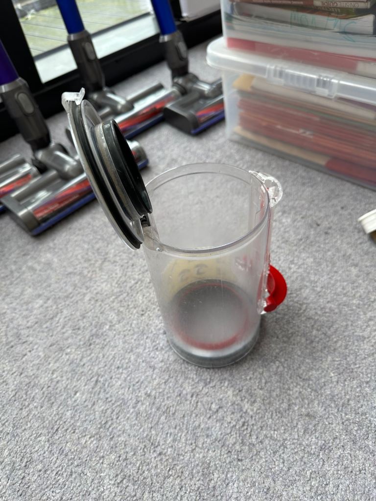 Dyson v10 bin assembly working and clean 