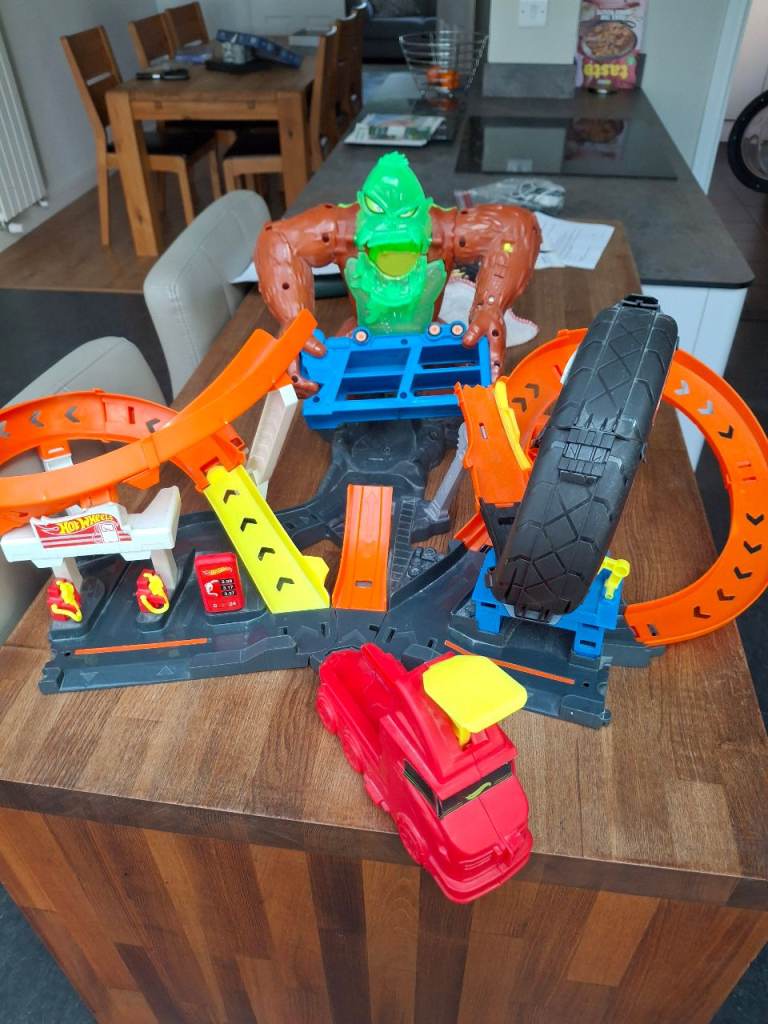 Hot wheels minster track