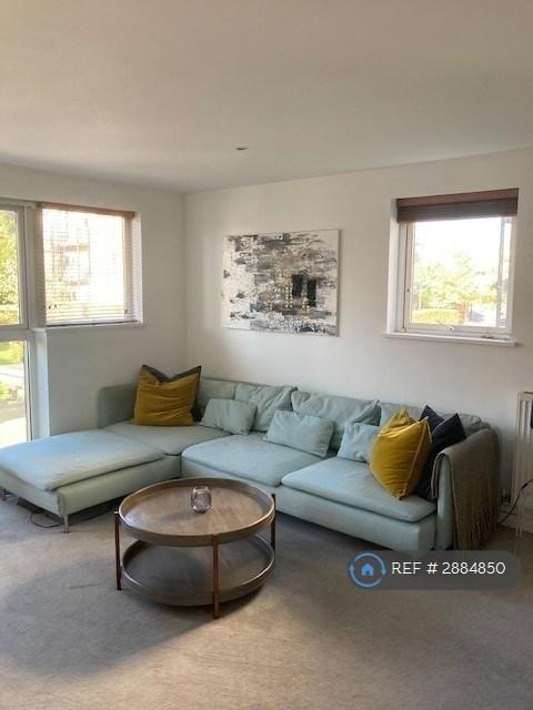1 bedroom flat in Oak House, Leatherhead, KT22 (1 bed) (#2884850)