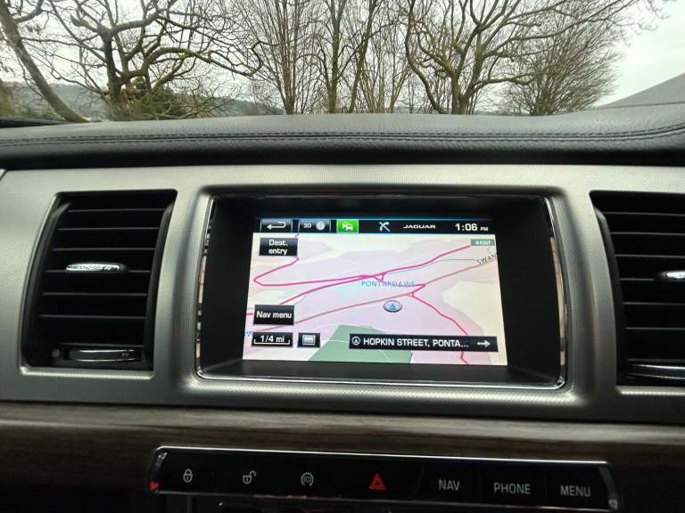 JAGUAR XF 3.0 d V6 240*LUXURY*ONLY73K-Xenons-Nav-BT&amp;Dab-LTHR**Stunning Example