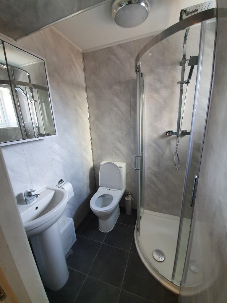 Immaculate condition 5 Bedrooms spacious *HMO* licence property in Chigwell -- Company Let Allowed