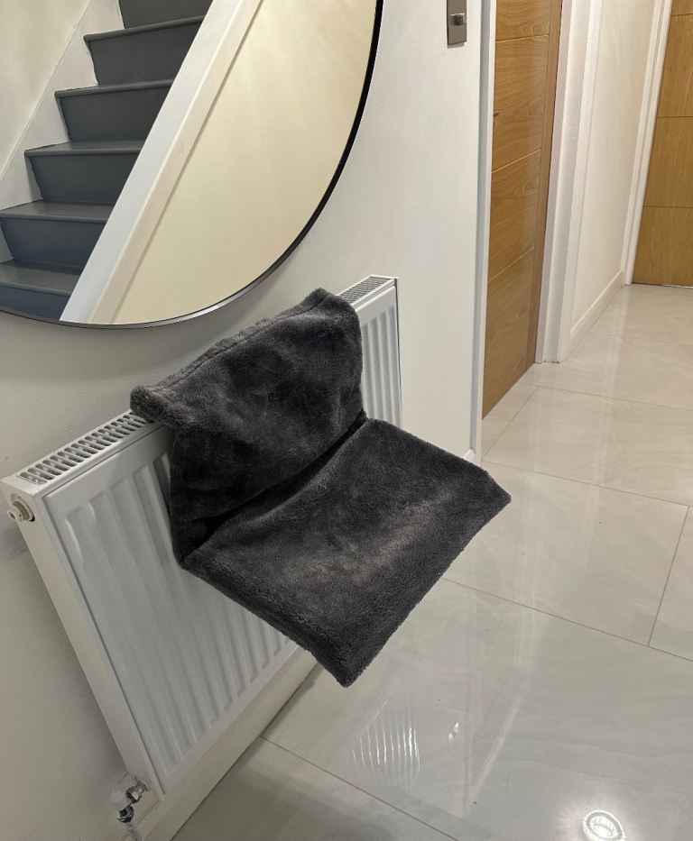 Cat bed, radiator bed £8