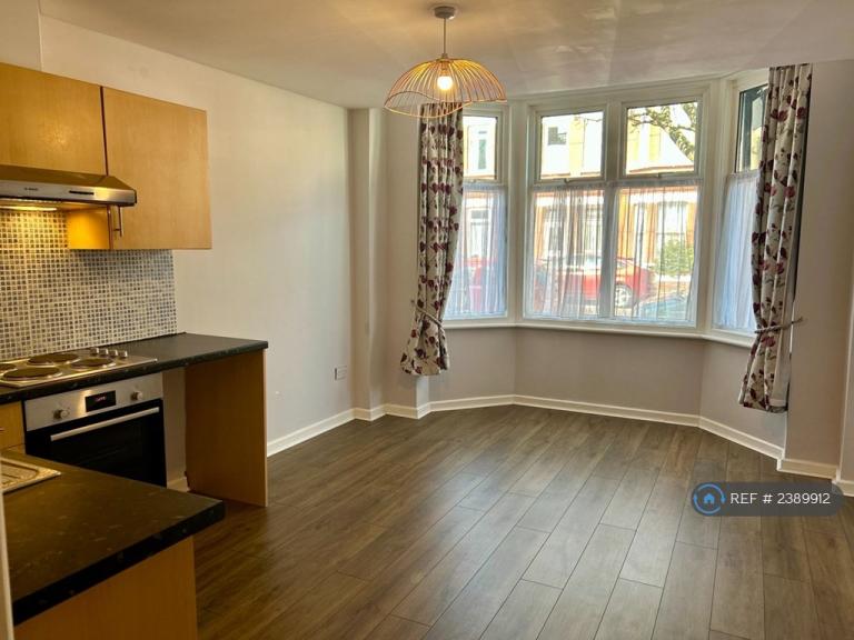 2 bedroom flat in Norfolk Road, Margate, CT9 (2 bed) (#2389912)