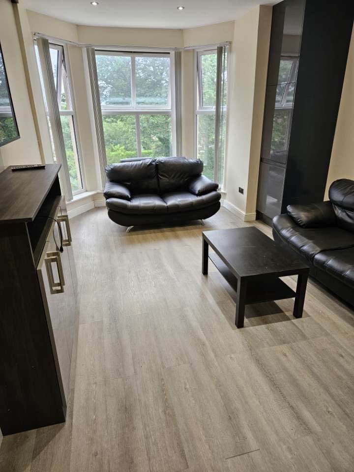 Large Double Ensuite Room - Looking for 1 Flatmate