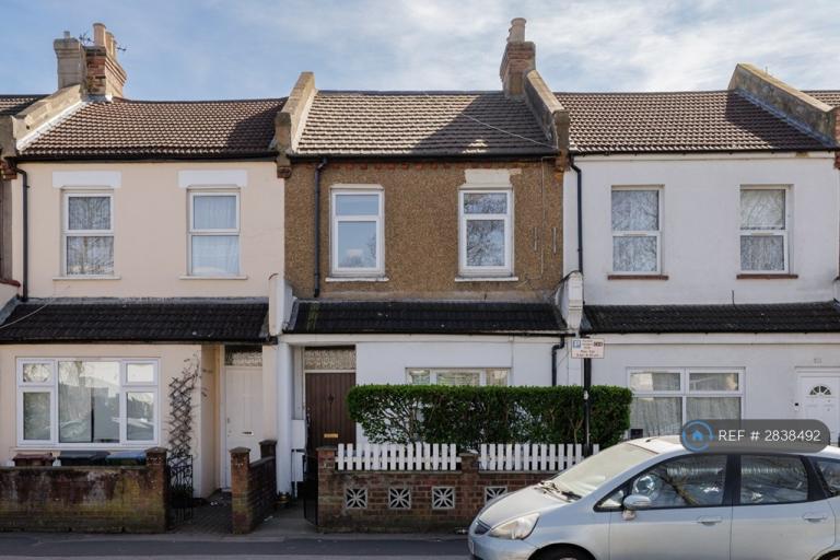 1 bedroom flat in Cann Hall Road, London, E11 (1 bed) (#2838492)