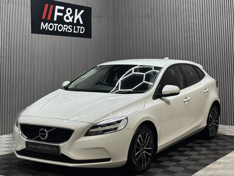2019 Volvo V40 T2 [122] Momentum Nav Plus 5dr HATCHBACK Petrol Manual