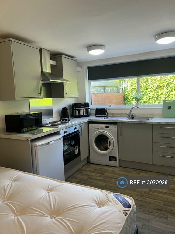 Studio flat in Maple Street, Clayton Le Moors, Accrington, BB5 (#2920928)