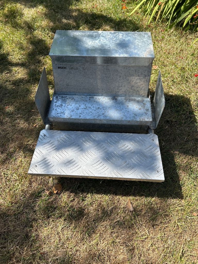 Treadle feeder for chickens - rat proof! 