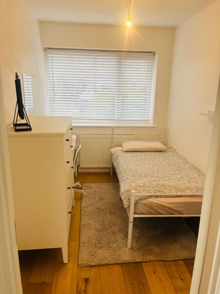 Single Bedroom Available in Clean & Cosy Home – prefer Females