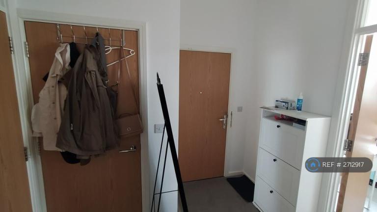 1 bedroom flat in Brent Road, London, E16 (1 bed) (#2712917)