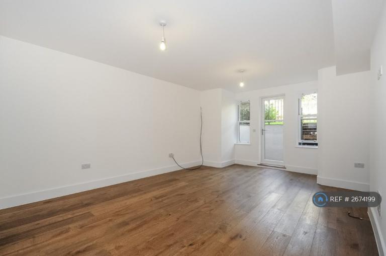 3 bedroom flat in Evering Road, London, E5 (3 bed) (#2674199)