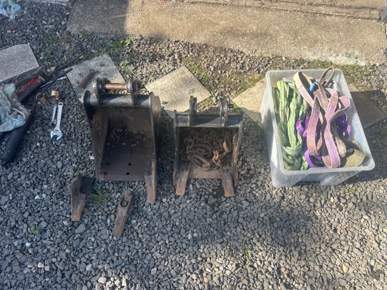 Mini Digger excavator Mixture of 2 jcb buckets 25mm 4 pins £10 each lifting towing  chain £20