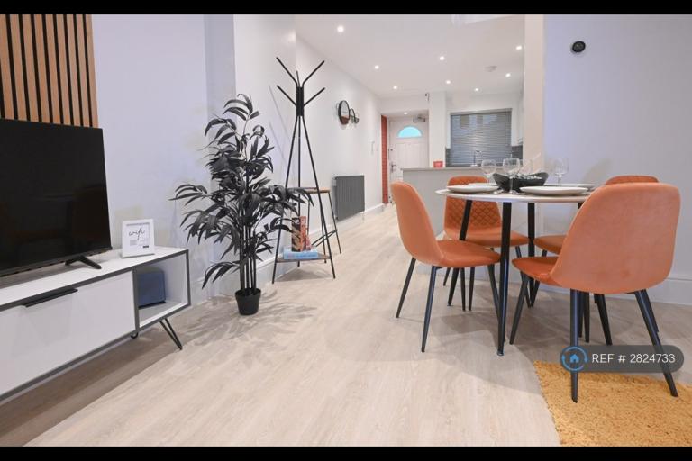 2 bedroom flat in Copperfield Drive, London, N15 (2 bed) (#2824733)