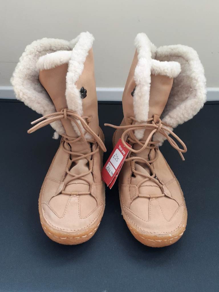 New Clarks ladies wool lined boots size 5