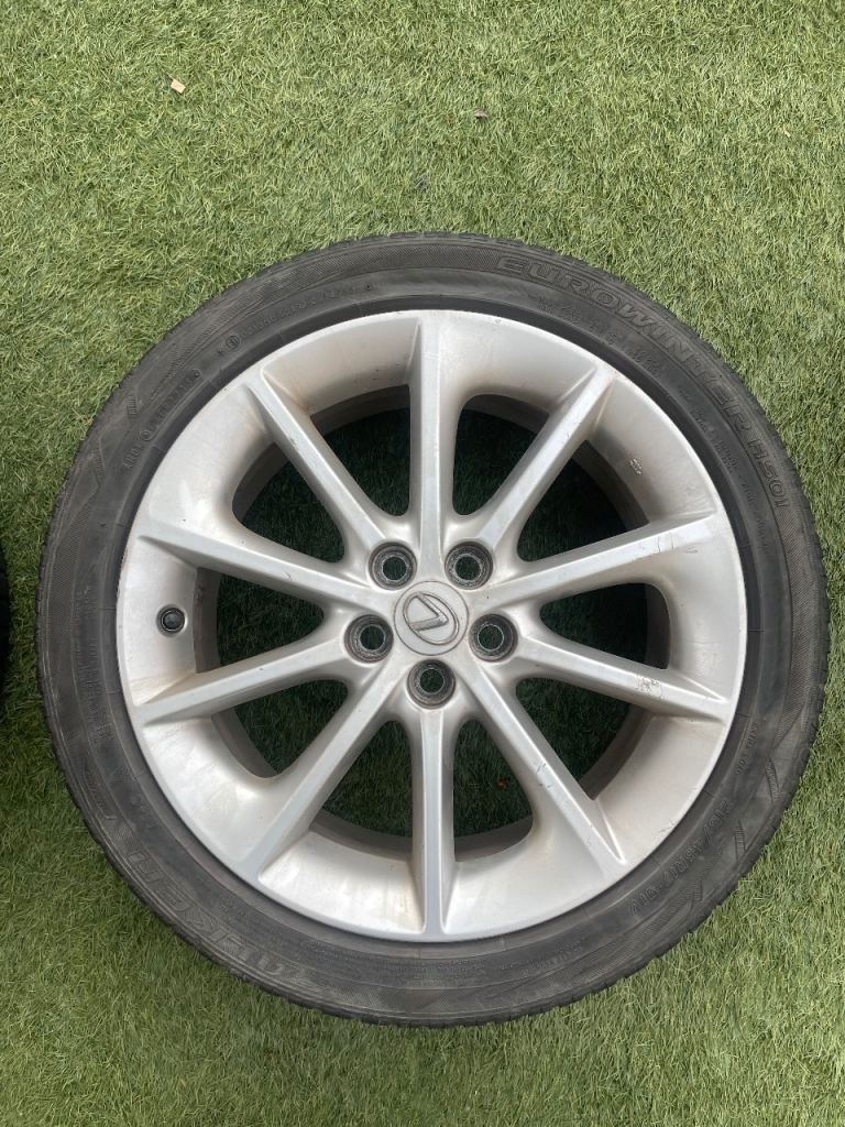 Lexus CT 200h 17 inch alloy wheel with tyre
