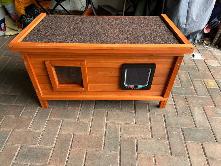 Outdoor cat shelter 
