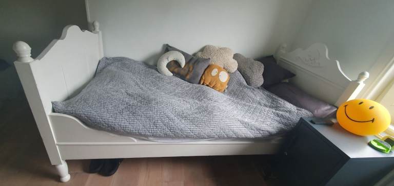 White wooden single bed