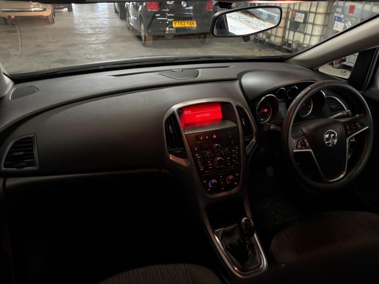 2014 Vauxhall Astra 1.4i 16V Design 5dr HATCHBACK PETROL Manual