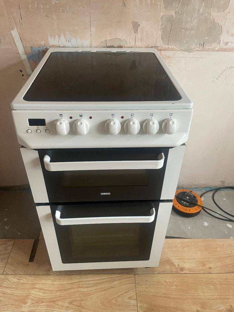 Zanussi Electric Cooker with Ceramic Hob – Good Condition