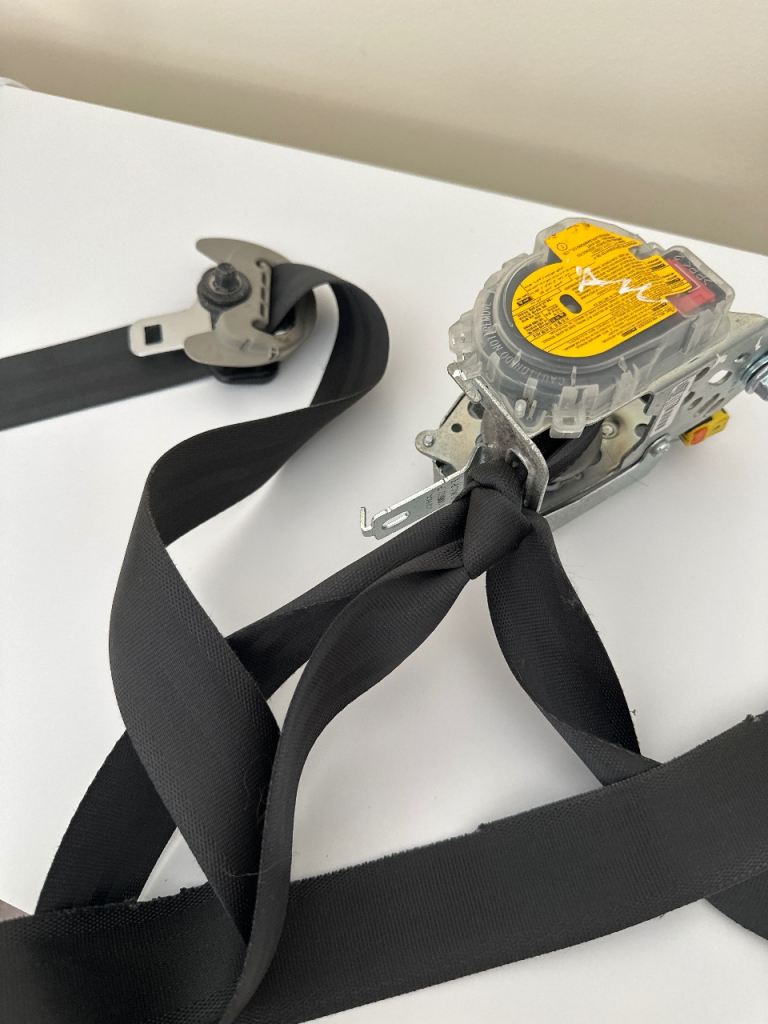 Kia Picanto  2016 off side front seat belt