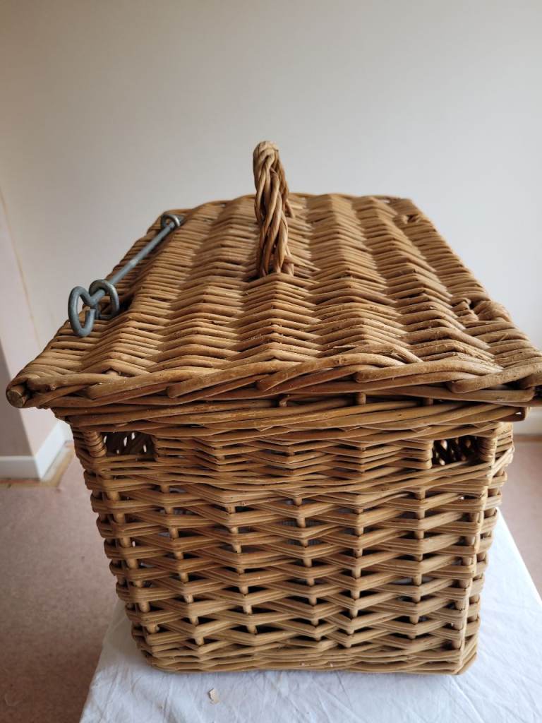 Cat/ Pet wicker carrier Basket