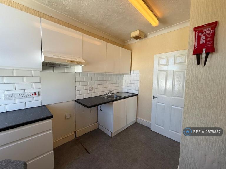 1 bedroom flat in Locking Road, Weston-Super-Mare, BS23 (1 bed) (#2878837)