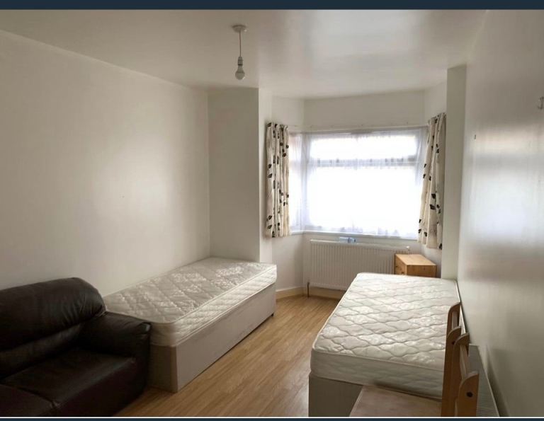 STUDIO ROOM  With own en suite Bills included £1150